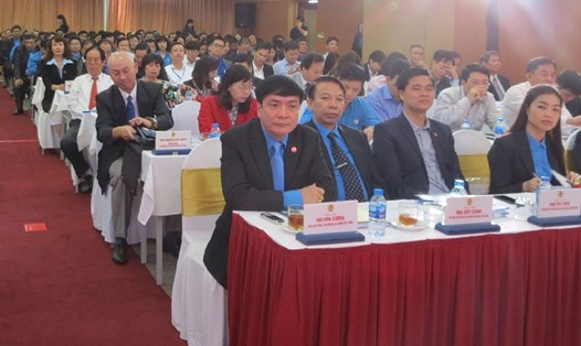 Chủ tịch Tổng LĐLĐVN Bùi Văn Cường (bên trái) tại Đại hội CĐ TCty Hàng hải Việt Nam, ngày 29.3.Ảnh: PV