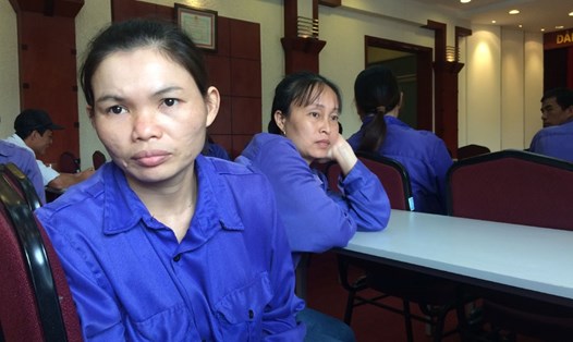 Những gương mặt đầy lo lắng, bất an của các nữ công nhân Xí nghiệp gạch Đông Văn khi họ bị tạm thời nghỉ việc, không có thu nhập nhiều tháng vừa qua. Ảnh: QUẾ CHI