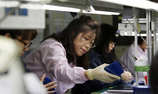 Người lao động trong một nhà máy ở Ansan, Hàn Quốc. Ảnh: Reuters