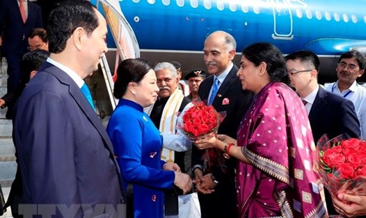 Đại diện chính quyền bang Bihar đón Chủ tịch Nước Trần Đại Quang và Phu nhân tại sân bay Gaya. Ảnh: TTXVN.