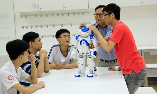 Thầy Cao Xuân Nam - giảng viên Trường ĐH Khoa học Tự nhiên đang trực tiếp hướng
dẫn học sinh về mô hình robot.  Ảnh: PTN