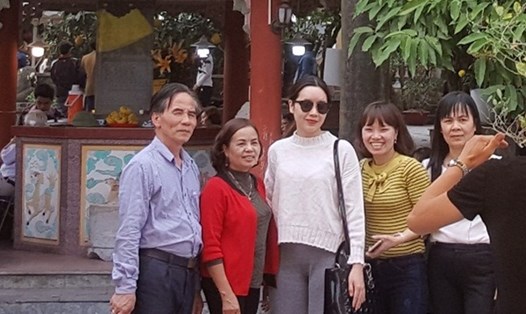 Bà Trần Thị Yến (áo đỏ) cùng một số người tại đền Bà Chúa Kho (ảnh cắt từ clip).