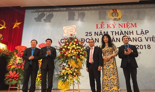 Chủ tịch Tổng LĐLĐVN Bùi Văn Cường (thứ hai từ trái sang) tặng lẵng hoa chúc mừng Công đoàn Ngân hàng Việt Nam nhân dịp 25 Năm ngày thành lập. Ảnh: H.A