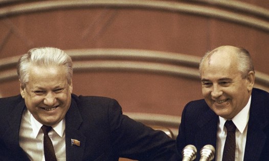 Ông Boris Yeltsin (trái) và Mikhail Gorbachev (phải). Ảnh: Sputnik