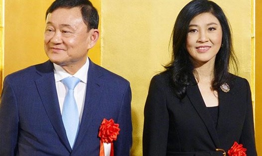 Cựu Thủ tướng Yingluck và anh trai Thaksin Shinawatra dự sự kiện ở Tokyo hôm 29.3. Ảnh: Kyodo. 