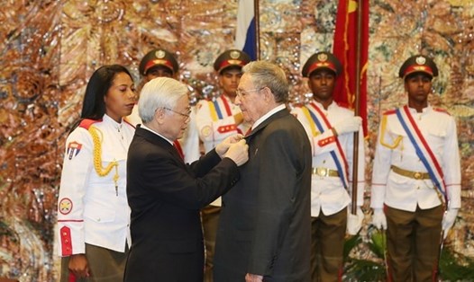 Tổng Bí thư Nguyễn Phú Trọng trao tặng Huân chương Sao Vàng cho Bí thư Thứ nhất Ban chấp hành Trung ương Đảng Cộng sản Cuba, Chủ tịch Hội đồng Nhà nước và Hội đồng Bộ trưởng Cộng hòa Cuba Raul Castro Ruz. Ảnh: TTXVN