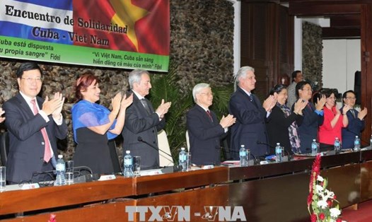 Tổng Bí thư Nguyễn Phú Trọng (giữa ảnh) dự bế mạc cuộc gặp thế hệ trẻ Việt Nam- Cuba và trao Huân chương Hữu nghị tặng các cựu chuyên gia Cuba. Ảnh: TTXVN