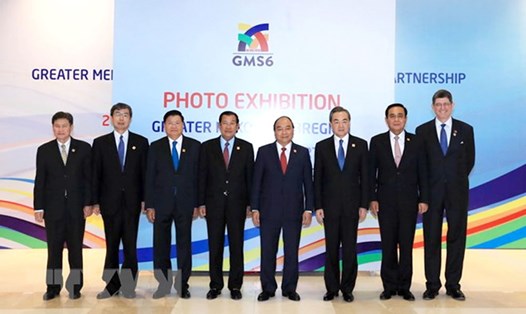 Thủ tướng Nguyễn Xuân Phúc, các Trưởng đoàn GMS và đại biểu dự khai mạc triển lãm. Ảnh: TTXVN.