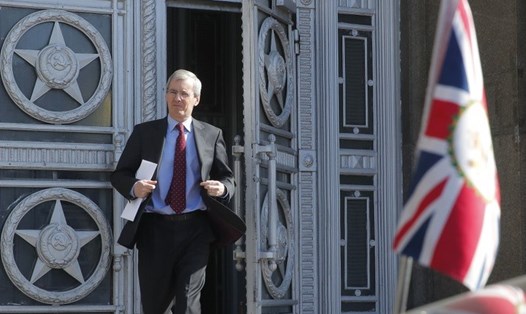 Đại sứ Anh tại Nga Laurie Bristow rời tòa nhà Bộ Ngoại giao Nga ở Mátxcơva hôm 30.3. Ảnh: Reuters. 