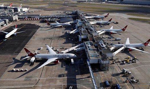Máy bay Nga bị lục soát ở sân bay Heathrow hôm 30.3. Ảnh: Reuters. 