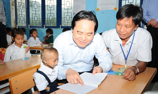 Bộ trưởng Phùng Xuân Nhạ gặp lại cậu học sinh nhỏ nhất Việt Nam.