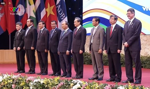 Thủ tướng Nguyễn Xuân Phúc cùng các nhà lãnh đạo dự Phiên toàn thể GMS-6. Ảnh chụp màn hình. 