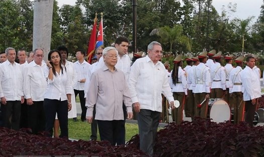 Tổng Bí thư Nguyễn Phú Trọng đến viếng mộ Tổng Tư lệnh Fidel Castro. Ảnh: TTXVN.