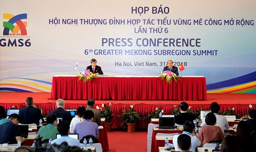 Thủ tướng Chính phủ Nguyễn Xuân Phúc cùng Chủ tịch ADB họp báo thông báo kết quả Hội nghị Thượng đỉnh GMS 6. Ảnh: VGP