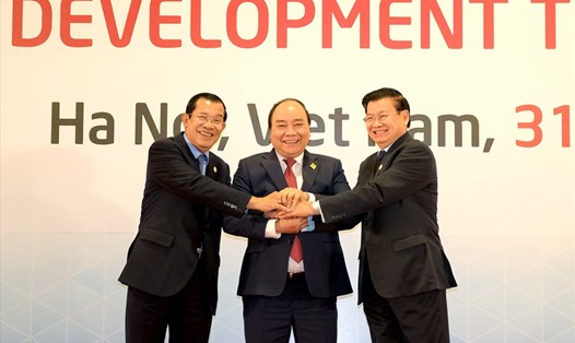 Thủ tướng Nguyễn Xuân Phúc cùng Thủ tướng Lào Thongloun Sisoulith, Thủ tướng Campuchia Samdech Techo Hun Sen. Ảnh: VGP