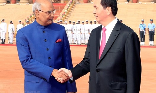 Chủ tịch Nước Trần Đại Quang và Tổng thống Ấn Độ Ram Nath Kovind tại lễ đón. Ảnh: TTXVN.