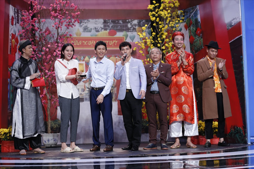 Nam Em nhận cúp từ Hoài Linh. Ảnh: Đ.T