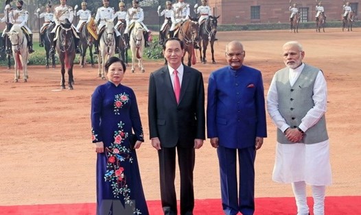 Chủ tịch Nước Trần Đại Quang và Phu nhân với Tổng thống Ấn Độ Ram Nath Kovind và Thủ tướng Narendra Modi tại lễ đón. Ảnh: TTXVN.