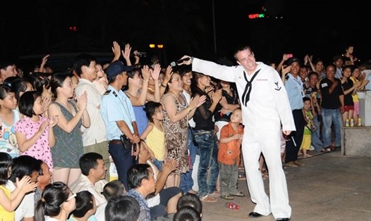 Hải quân Mỹ đã từng có những buổi biểu diễn, giao lưu với người dân Đà Nẵng trong nhiều chuyến thăm trước. Ảnh: TH