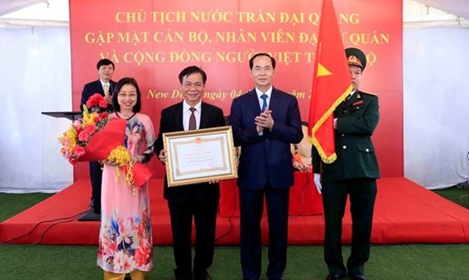 Chủ tịch Nước Trần Đại Quang trao Huân chương Lao động hạng Nhì cho Đại sứ quán Việt Nam tại Ấn Độ. Ảnh: TTXVN.