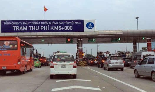  Trạm thu giá có dừng trên cao tốc Hà Nội - Lào Cai khá đông.