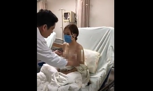 BS khám ngực cho bệnh nhân, livestream lên facebook (Ảnh cắt từ clip)