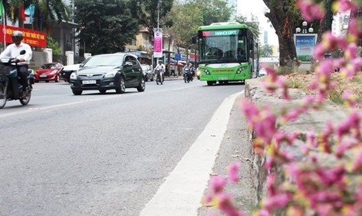Tuyến buýt nhanh BRT01 có lộ trình Yên Nghĩa-Kim Mã ngày càng tăng về sản lượng hành khách. (Ảnh: Thi Uyên/Vietnam+)