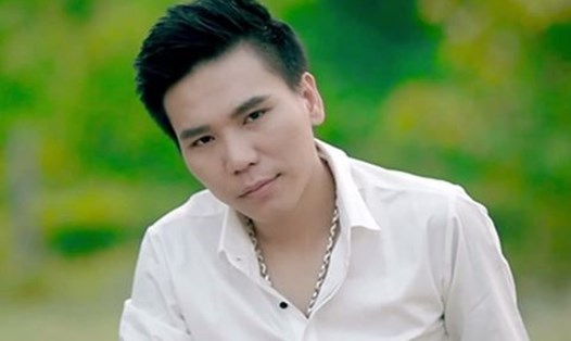 Ca sĩ Châu Việt Cường bị tạm giữ để điều tra nguyên nhân cái chết của cô gái trẻ. 