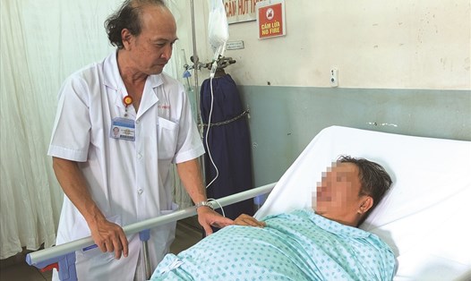 Bác sĩ Lê Hữu Phước thăm khám cho bệnh nhân bị viêm cơ tụy cấp.