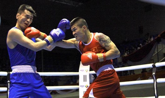 Nhà vô địch Boxing SEA Games 28 Trương Đình Hoàng (đỏ) đã lên kế hoạch để có thể tỉ thí với Flores trong thời gian sớm nhất.