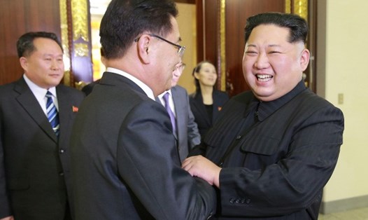 Lãnh đạo Triều Tiên Kim Jong-un (phải) và ông Chung Eui-yong tại Bình Nhưỡng. Ảnh: Nhà Xanh. 
