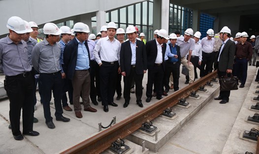 Ông Phan Xuân Dũng - Chủ nhiệm Ủy ban Khoa học, Công nghệ và Môi trường của Quốc hội, Thứ trưởng Bộ Giao thông Vận tải Nguyễn Ngọc Đông cùng đoàn công tác đã kiểm tra tiến độ Dự án đường sắt trên cao tuyến Cát Linh - Hà Đông.