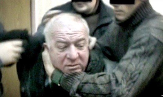 Ảnh chụp từ video không ghi ngày cho thấy ông Sergei Skripal, cựu đại tá Tình báo Quân đội Nga (GRU), bị mật vụ bắt tại một địa điểm không được tiết lộ. Ảnh: RTR/Reuters