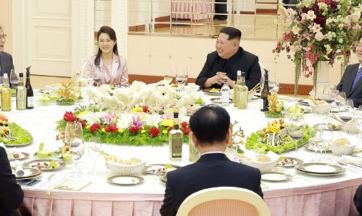Lãnh đạo Triều Tiên Kim Jong-un (thứ hai từ phải sang) và bà Ri Sol-ju - vợ ông - trong bữa tiệc chào đón các đặc phái viên Seoul hôm 5.3. Ảnh: Yonhap.