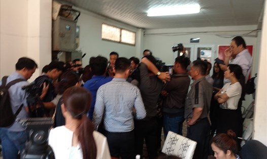Rất đông PV báo chí đến phiên tòa vụ kiện giữa taxi Vinasun và Grabtaxi sáng nay. Ảnh: P.B 