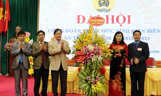 Đồng chí Lê Trọng Khôi (thứ ba từ trái sang) - Tỉnh ủy viên, Phó Chủ tịch HĐND tỉnh Điện Biên - tặng hoa chúc mừng đại hội.