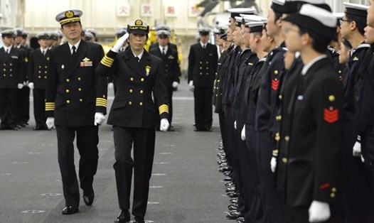 Bà Ryoko Azuma, 44 tuổi, nhậm chức chỉ huy đội tàu khu trục đầu tiên của Nhật Bản. Ảnh: Reuters.