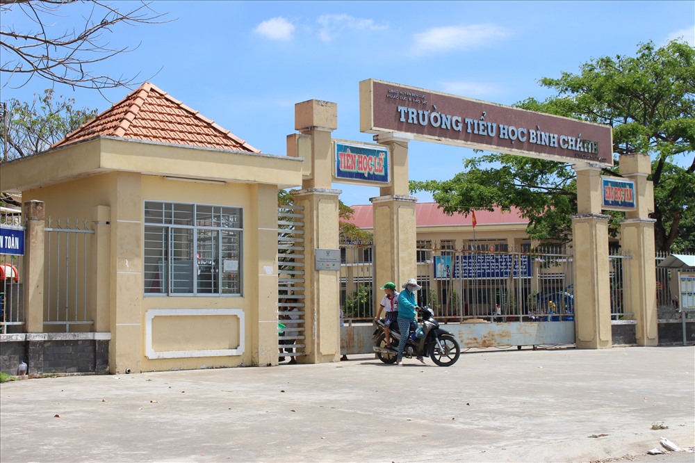 Vẫn là "Tiên học lễ - Hậu học văn" cạnh tên Trường TH Bình Chánh, nhưng "lễ" sẽ như thế nào khi người thầy đã "quỳ gối xin lỗi" trước mặt CMHS!