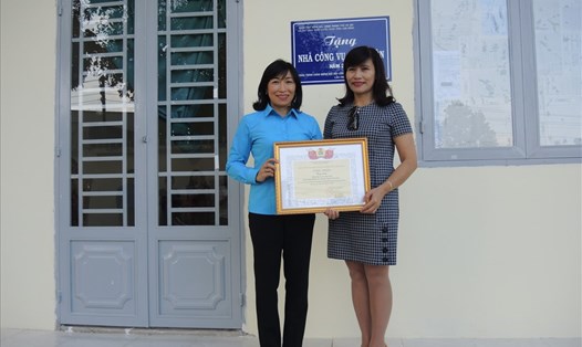 Bà Mai Lương Anh, phó Chủ tịch LĐLĐ tỉnh Lâm Đồng trao công nhận sản phẩm thi đua cho  CĐ ngành Giáo dục tỉnh Lâm Đồng (ảnh K.Q)