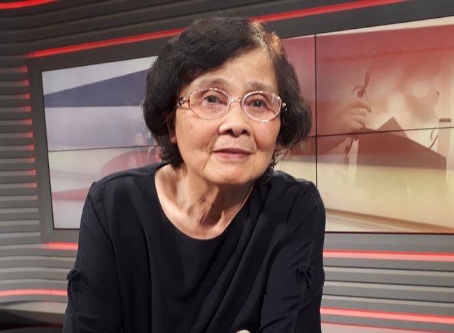 GS-TS Hoàng Xuân Sính cho rằng truyền thống "tôn sư trọng đạo" ngày càng mai một vì giáo dục bây giờ bị nhiều người coi là dịch vụ để bán-mua.