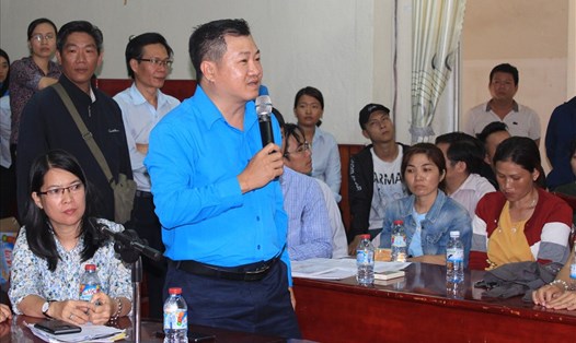Ông Tăng Quốc Lập - Phó Chủ tịch LĐLĐ tỉnh Đồng Nai giải thích các chế độ chính sách cho NLĐ
