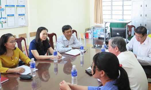 Bà Nguyễn Thị Bích Hợp (bên trái, ngồi giữa) thăm hỏi, động viên cô giáo Bùi Thị Cẩm Nhung.