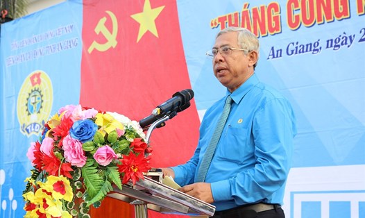 Ông Nguyễn Thiện Phú - Chủ tịch LĐLĐ tỉnh An Giang - tại chương trình “Tháng công nhân”.Ảnh: LỤC TÙNG