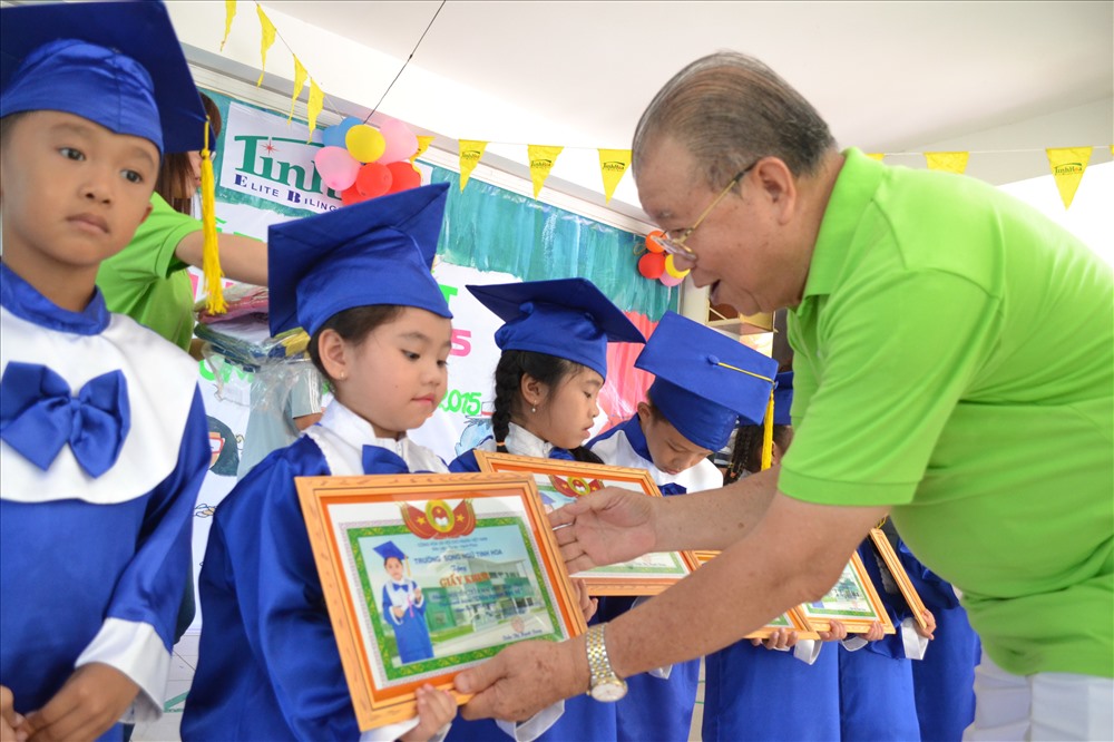 GS.TS Võ Tòng Xuân phát thưởng cho HS. (Ảnh: Lục Tùng)