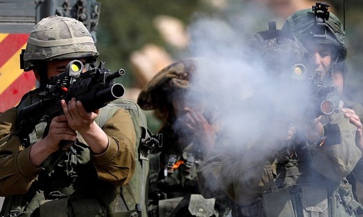 Binh lính Israel bắn vào người biểu tình Palestine. Ảnh: Reuters