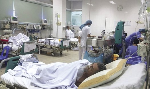 Bệnh nhân chữa bệnh bằng truyền miệng cấp cứu tại Bệnh viện Bệnh Nhiệt đới Trung ương.
