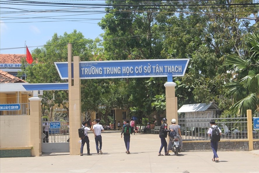Trường THCS Tân Thạch nơi xảy ra vụ việc. Ảnh: LĐO