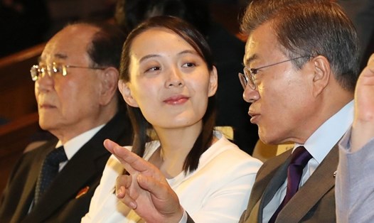 Bà Kim Yo-jong, em gái ông Kim Jong-un, cùng Tổng thống Hàn Quốc Moon Jae-in. Ảnh: SCMP
