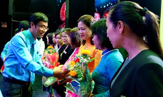 Ông Bùi Thanh Bình, Phó Chủ tịch LĐLĐ Khánh Hòa tặng hoa chúc mừng các nữ cán bộ công đoàn. Ảnh: T.T