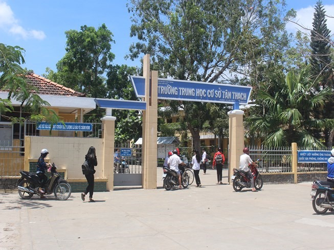 Trường THCS Tân Thạch, nơi xảy ra vụ học sinh bóp cổ giáo viên.